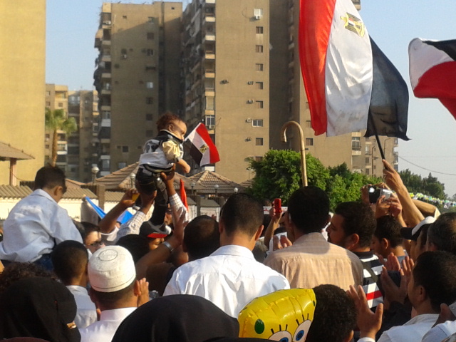 Gruppi tendono a raccogliere, battendo tamburi e cantando canzoni divertenti per la situazione in Egitto e Al-Sissi