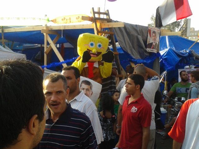 Questo è all'interno del campo di Tayran Street. Spongebob intrattenere i bambini.